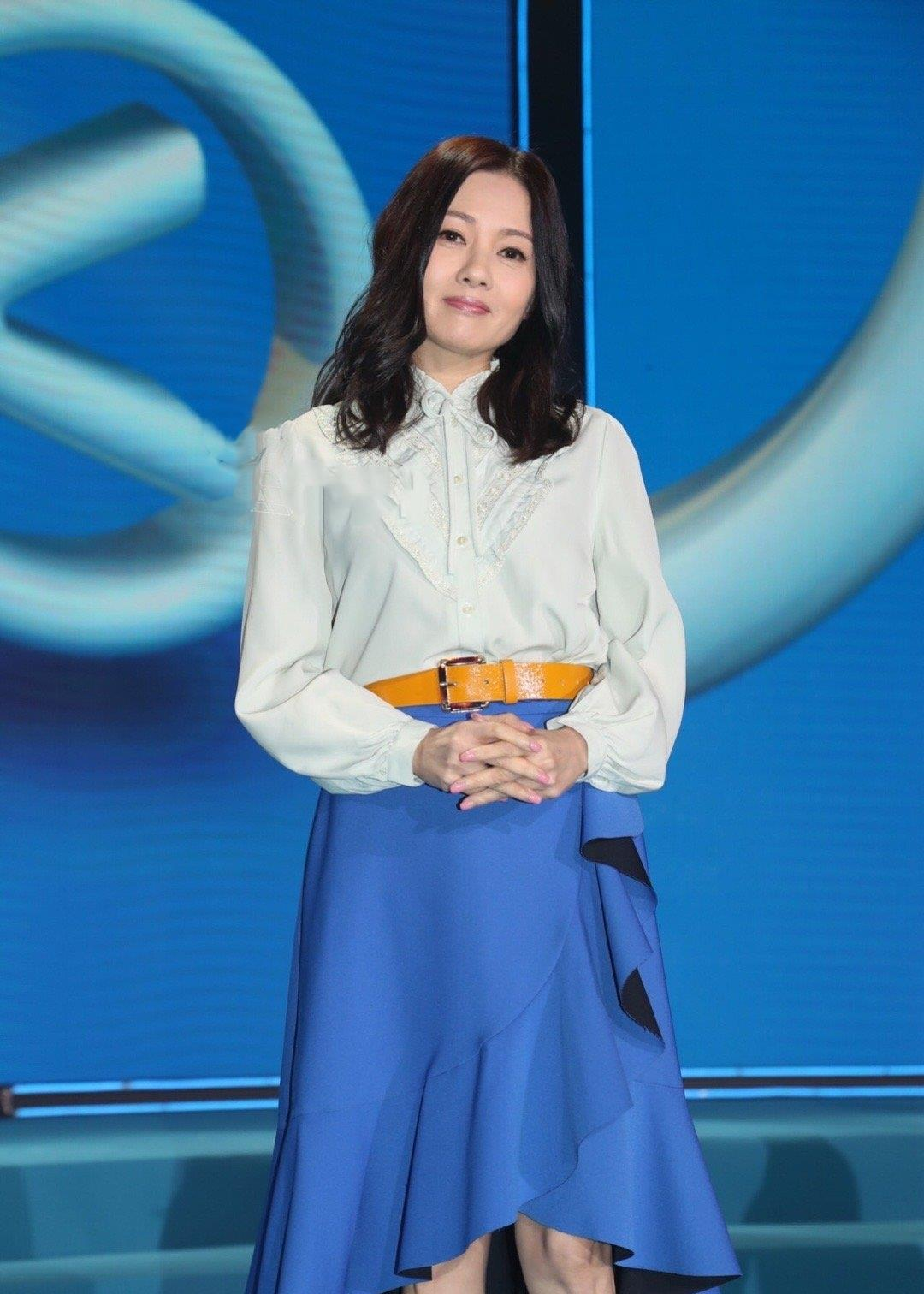 何有强|李丽珍55岁仍然“风华绝代”，橘粉色上衣配半身裙，高调又时髦
