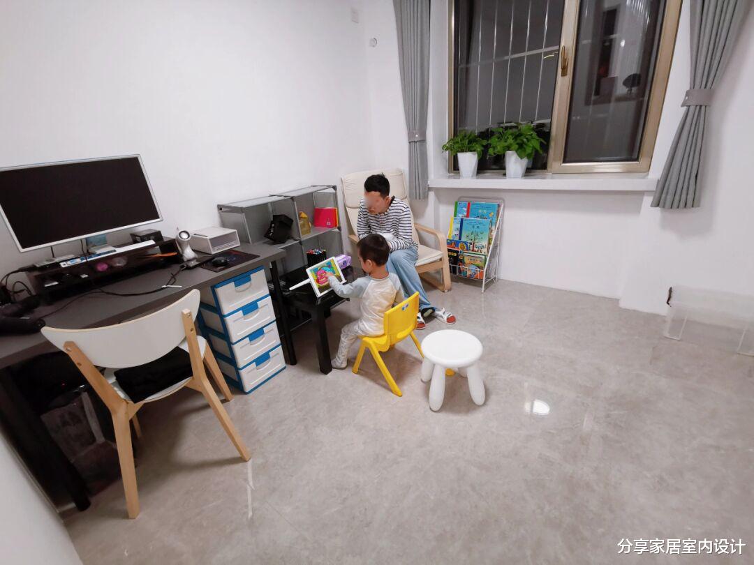 这是我见过最极简的装修，全屋大白墙，不做吊顶，一家三口很幸福