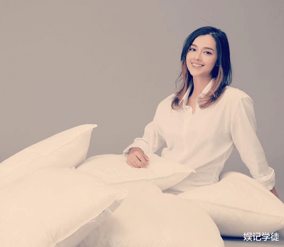 香港小姐|26岁“港姐”谢嘉怡近照曝光，海上冲浪又帅又酷，身材一言难尽