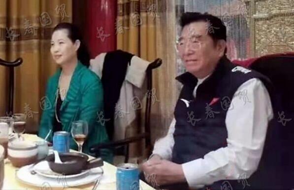 李双江|82岁李双江携小27岁娇妻罕露面！妻子气质好美到发光，两人零交流