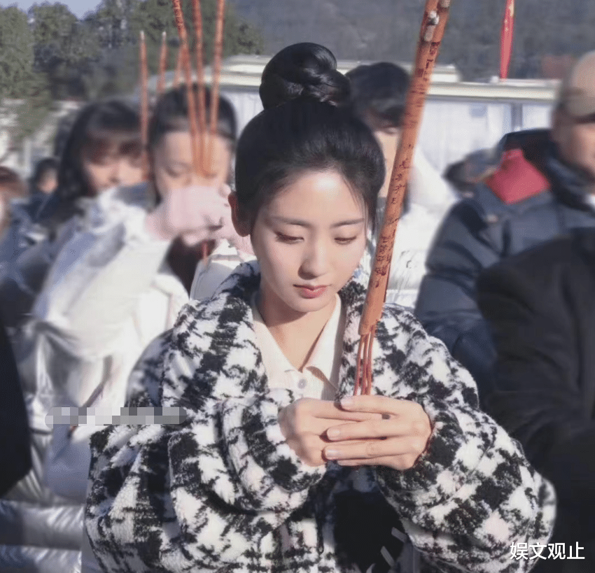 邢菲|邢菲新剧《覆流年》路透：一身红衣婚服造型好惊艳，适配度太高了