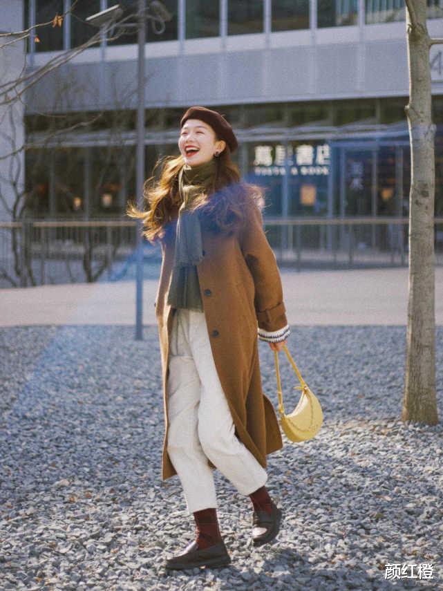 颜红橙 今年秋冬，有种穿法叫“大衣+裤子”火了，上身后没想到那么气质