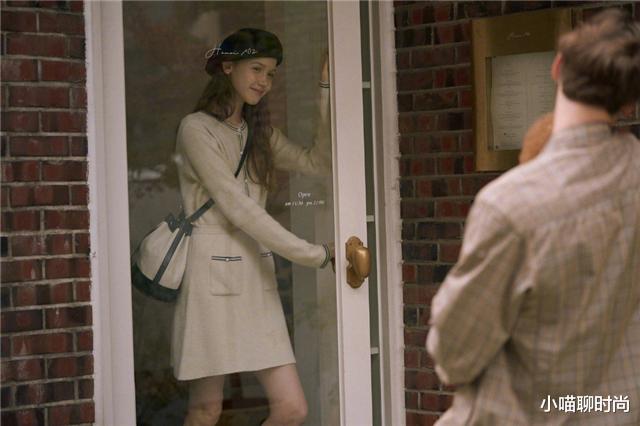 小喵聊时尚 秋天穿什么优雅又温柔？试试“针织衫+米色裙”，气质女人必备款