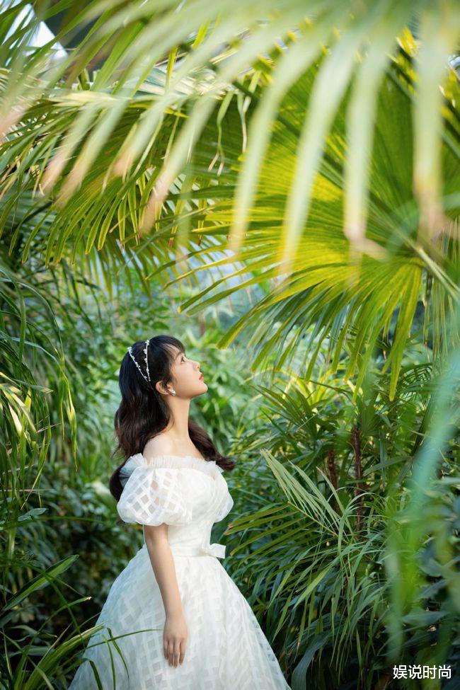 娱说时尚 杨紫一头长发,一袭白裙,真美!网友:曝光的生图更美