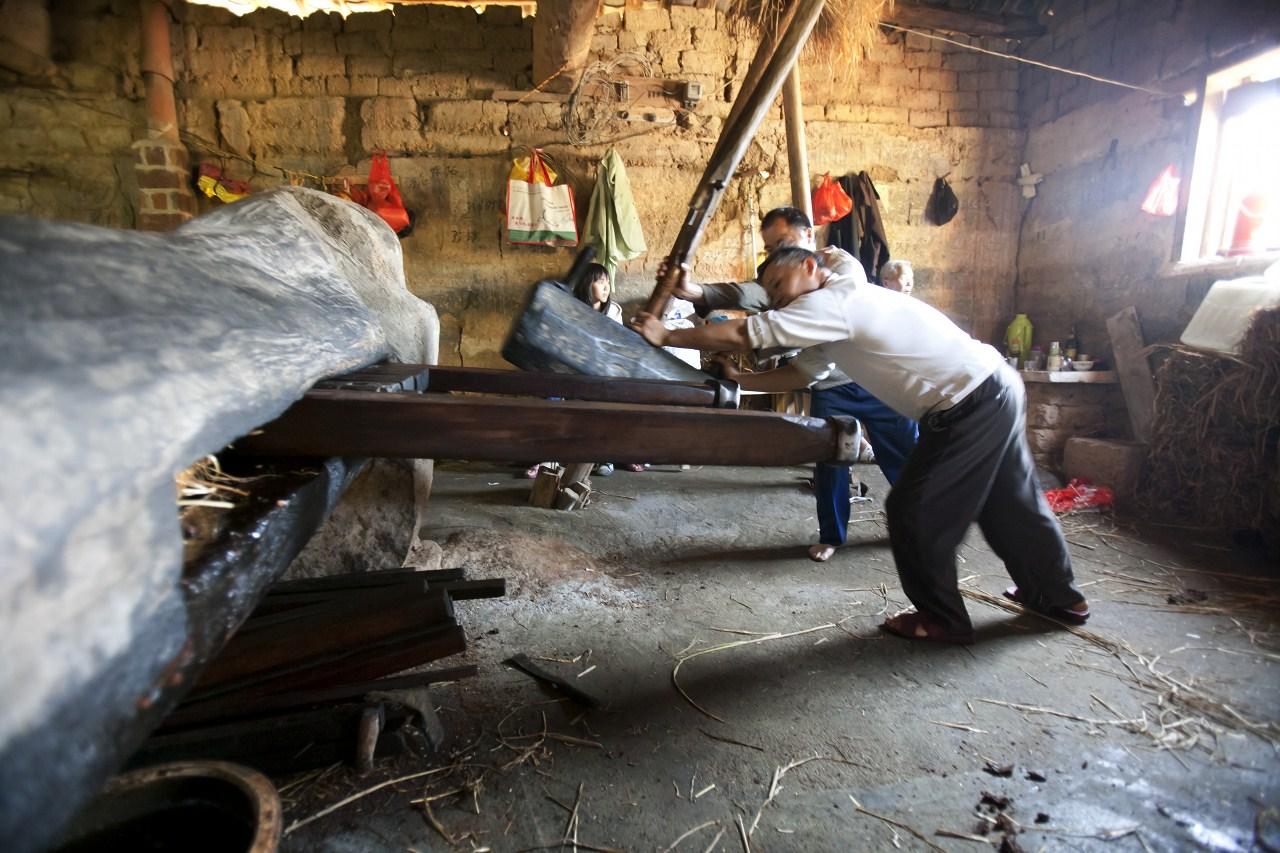 远山春秋 农村乡镇有很多榨油作坊，免费榨油，他们以什么为利?