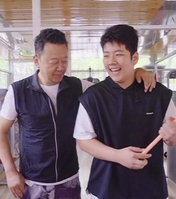 郭涛|54岁郭涛片场切蛋糕庆生，紧抓儿子手不放，头发灰白穿着十分老旧