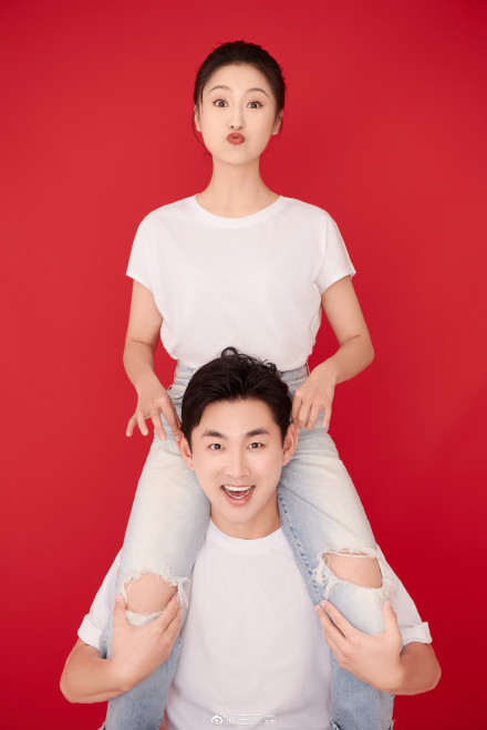 王彦霖|王彦霖晒证结婚，卡点发恩爱合照，网友：王大爷一大早就排队
