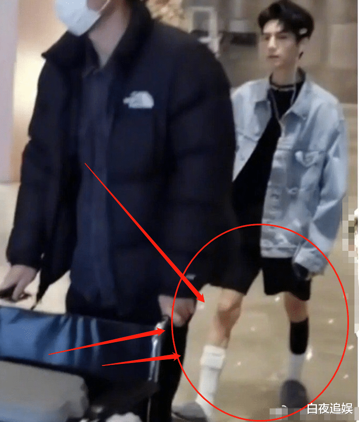 罗云熙|32岁罗云熙瘦到脱相，路人视角下的腿吓到网友，小身板哪像成年人