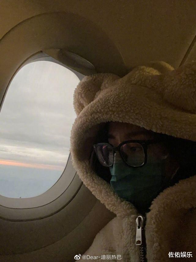 迪丽热巴|迪丽热巴分享飞机上小熊衣服自拍，对着镜头比耶超可爱