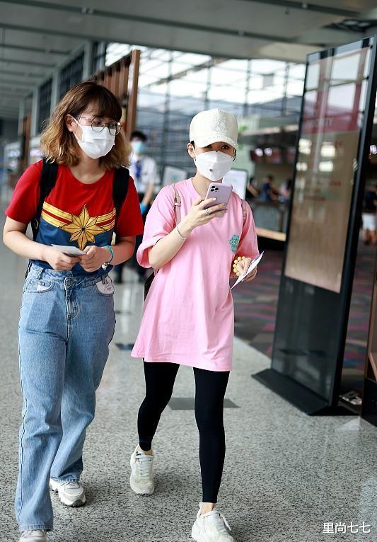 潘晓婷|九球天后潘晓婷终于高调，穿健美裤在机场秀身材，拎2万5包超阔气