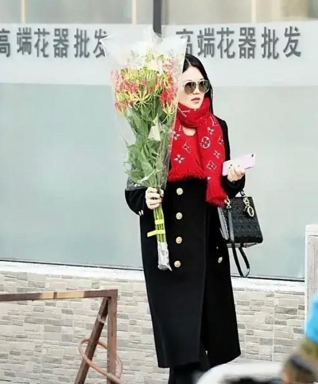 李湘|李湘如何在日常搭配展现贵妇感？包包和配饰是重点，尽显阔太气息