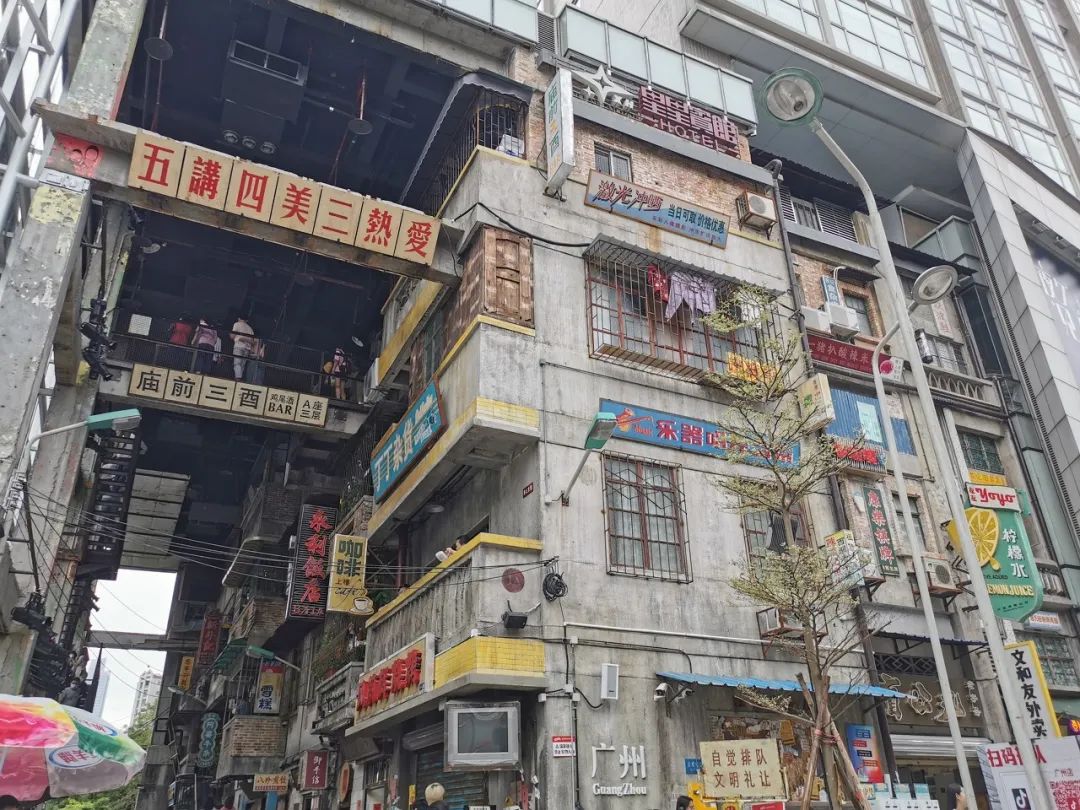 汇客廰文旅 深圳文和友开业，五万人排号，奶茶300元一杯，网友：至于吗？