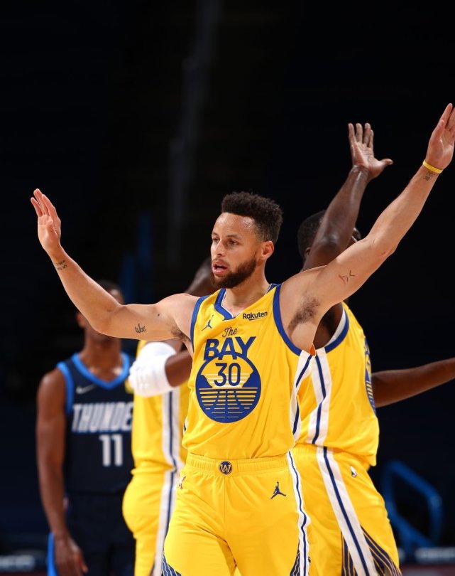 斯蒂芬·库里|杀疯了！库里单节8中8狂揽25分，雷霆球员看呆: 这简直就是神