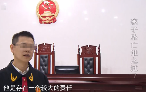 |一家三口去参观亲戚新房，儿子意外坠亡，夫妻起诉亲戚索赔90余万
