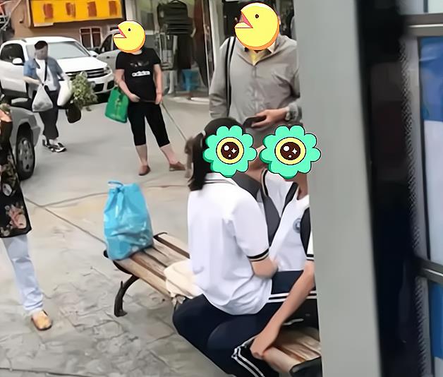 范齐全|2名中学生在公交站旁出现“辣眼睛”行为,行人直呼:不忍直视!