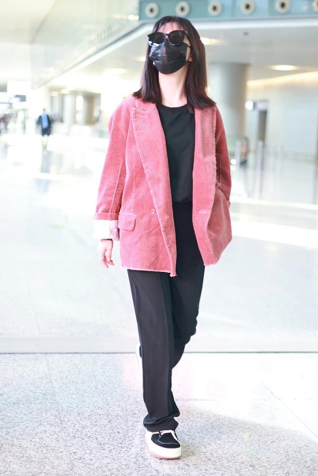 大表姐的时尚圈 162cm谭松韵的秋季搭配,穿灯芯绒西装复古潮流,配条西裤很文艺