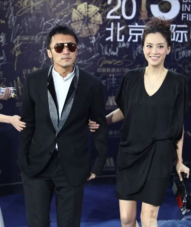 谢霆锋|“金牌经纪人”霍希汶穿黑色短裙好贵气，和谢霆锋同框像姐弟