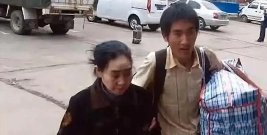 琳妹儿说|4岁丧父,20岁背着“疯娘”上大学,寒门孝子刘秀祥,如今怎样了