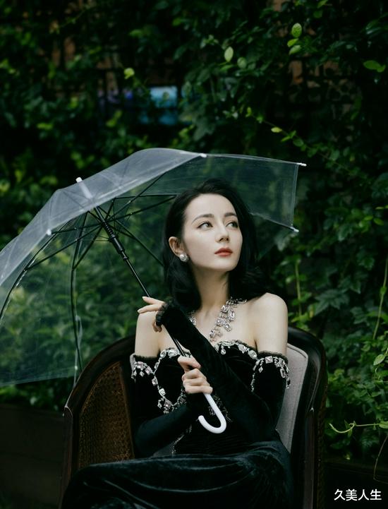 久美人生|迪丽热巴穿黑色亮钻抹胸裙变童话公主