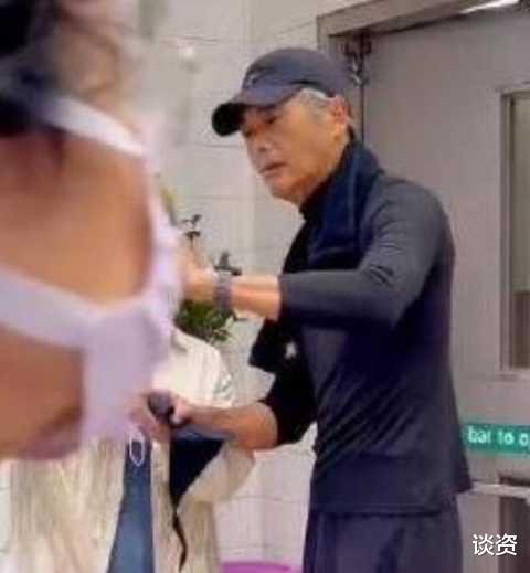 周润发|66岁周润发晨跑被偶遇，两鬓斑白显憔悴，身材却不输小鲜肉