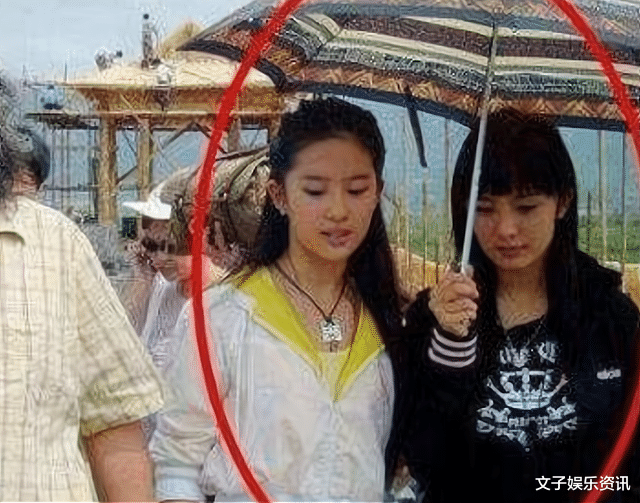15年前，有誰註意到劉亦菲身邊打傘的女生，現在令人“高攀不起”-圖3