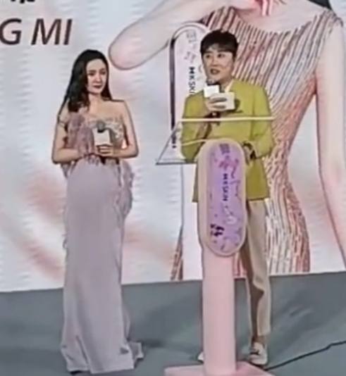 杨幂|杨幂穿高定出席活动，含胸驼背仪态差，生图法令纹明显状态糟糕