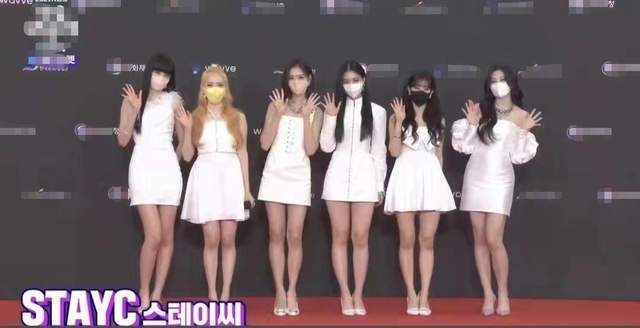 明星|韩国红毯明星尴尬现场：同台撞衫700元服装，造型全白被嘲像奔丧