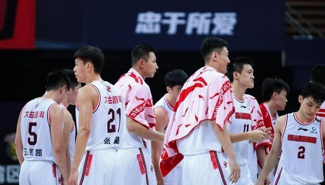 广东省|央视直播广东战弱旅，易建联复出球队成绩不升反降，成球队毒瘤？