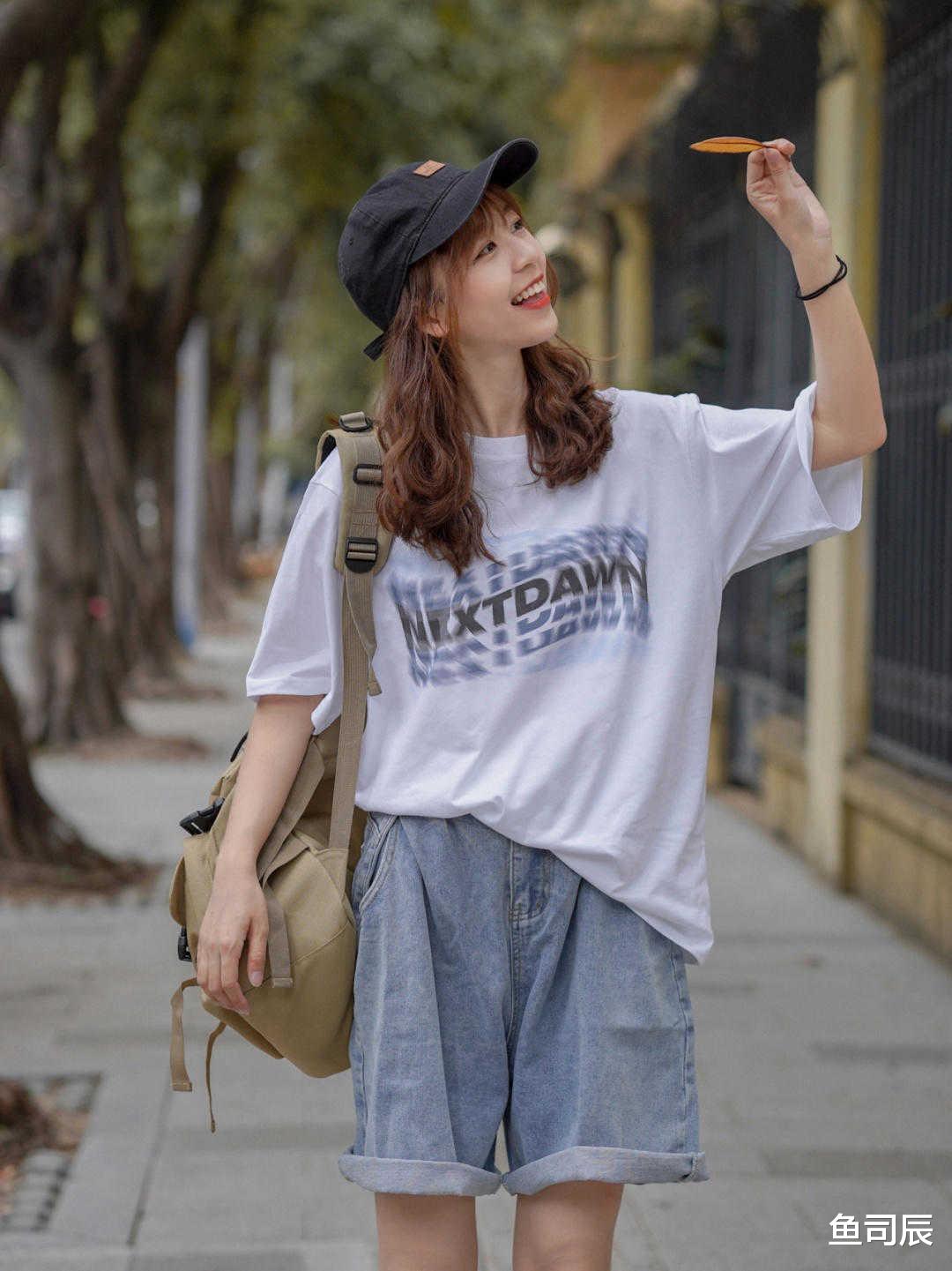 鱼司辰|日系风格才是女性最爱的？针织开衫搭配黑色长裤，确实很时髦
