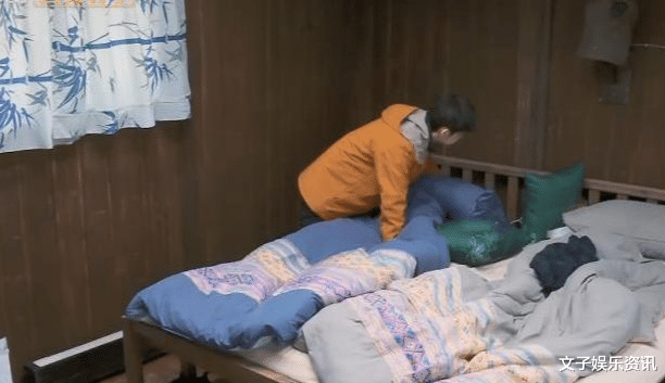 杨紫|杨紫睡醒忘整理内务，贴身的衣服随意扔，好在张子枫帮她避免尴尬