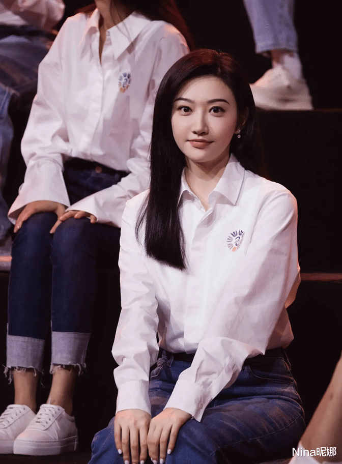 Nina昵娜 景甜央视上班生图曝光，穿白衬衫配牛仔裤打扮朴素，夹腿坐姿好拘谨