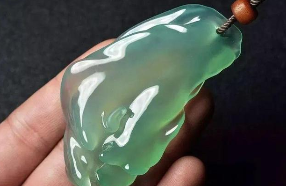 翡翠|翡翠界的晴水翡翠你听过吗？这种翡翠该怎么挑？