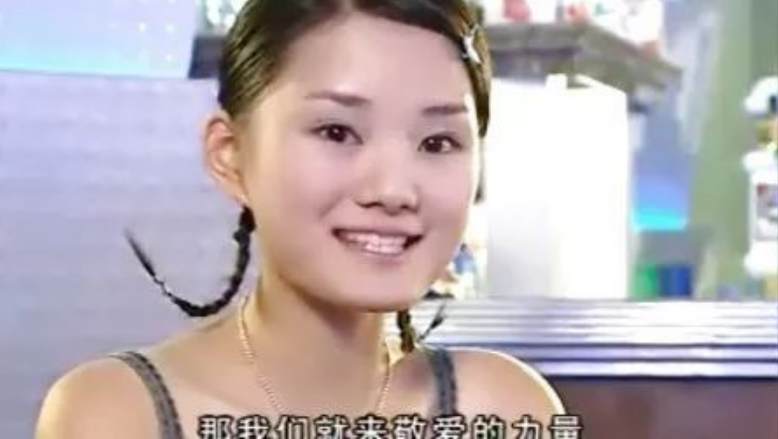 黄圣依|18岁靠老爸砸钱演女主，黄圣依给她作配，35岁老爸公司破产成柜姐
