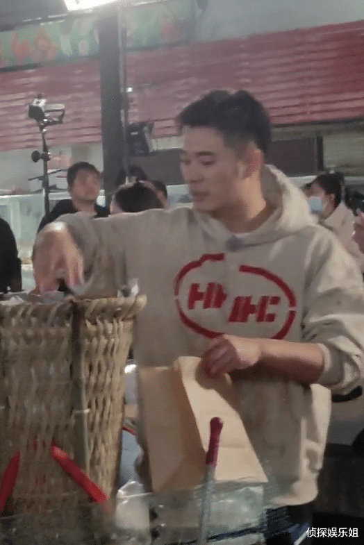 陈赫|佟丽娅黄渤陈赫等菜市场录节目，丫丫化身“水果西施”真人超美