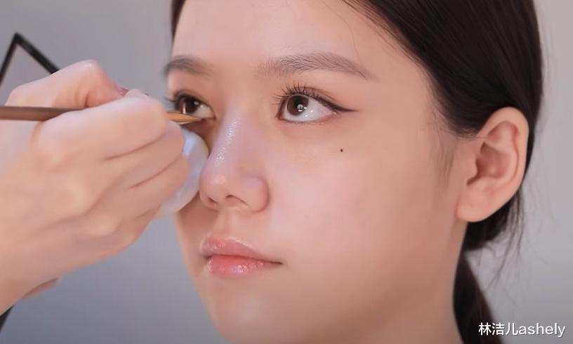 眼线 比起甜美的少女感，还是猫系妆容性感撩人，Jennie辛芷蕾就是典范