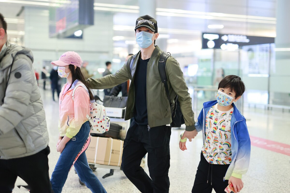吴尊|吴尊一家四口现身机场,11岁neinei身高超爸爸肩膀,和妈妈很像