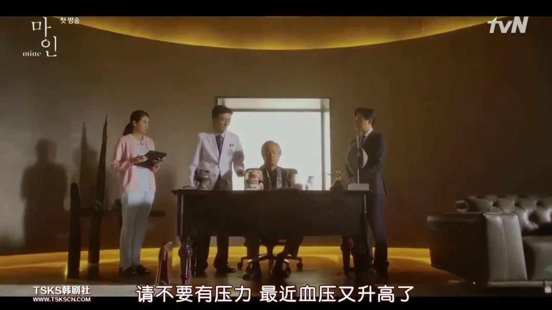 豪门明星|年近五十的她又开挂，这角色也太欲了...