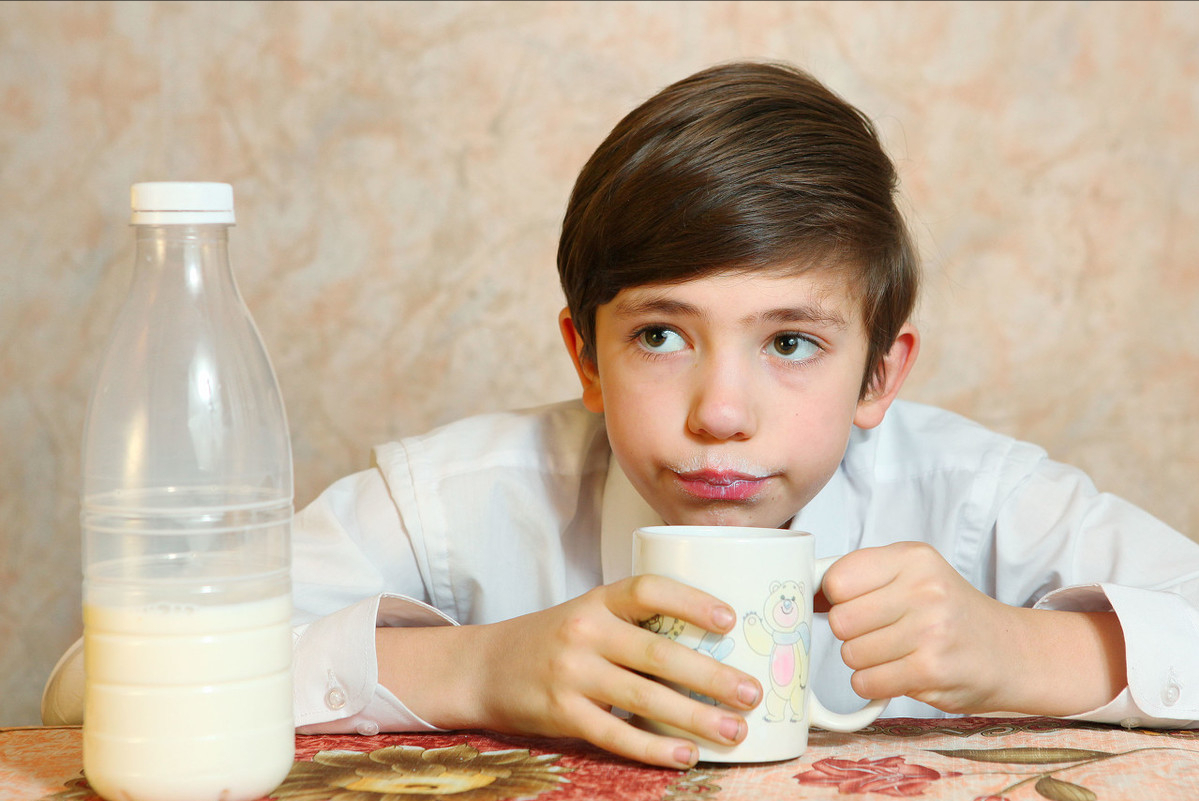 母婴参考|10岁男孩每天睡前喝牛奶,身高只136厘米,牛奶的错误喝法有哪些