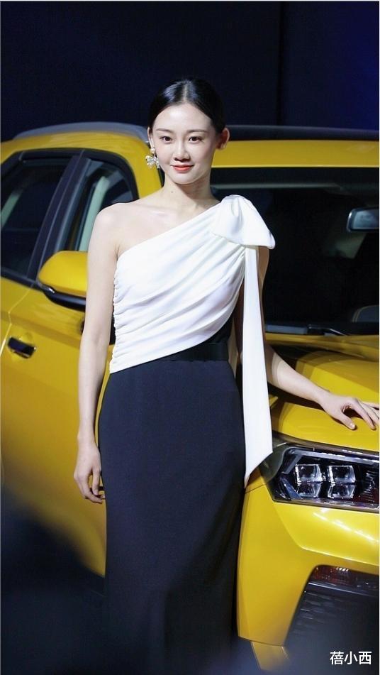 邹元清|郑恺老婆苗苗的气质真天然，穿T恤配印花裤就出门，根本无需美颜