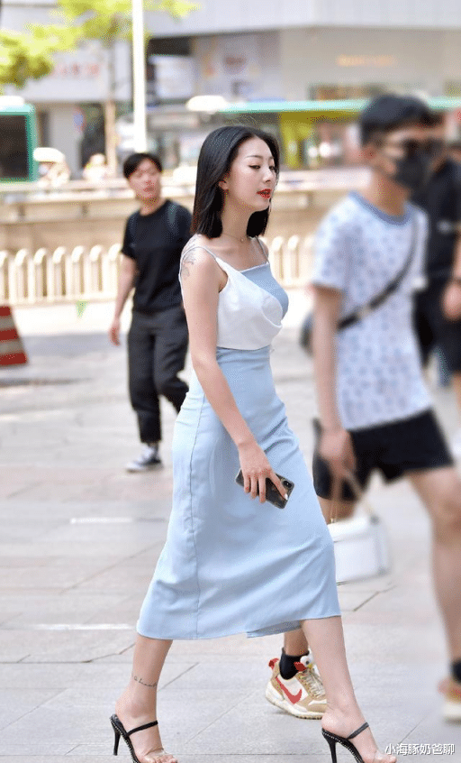 谢依霖|吊带修身连衣裙，款式洋气穿搭时尚，美的有个性又好看
