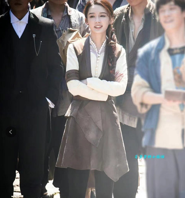 李沁|任嘉伦、李沁新剧《请君》百变造型再曝光，怎么看都登对