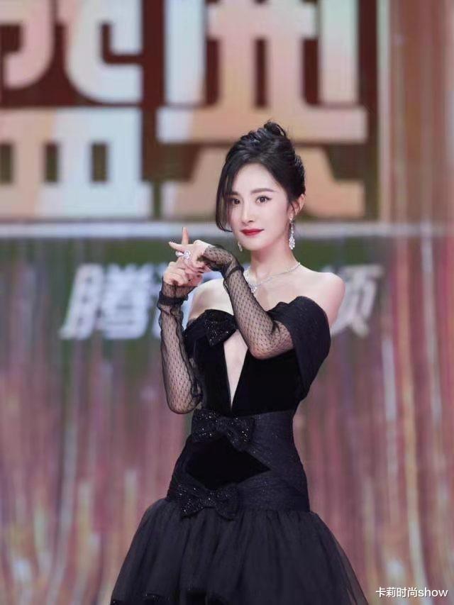 杨幂|杨幂不再强凹少女感，穿黑裙配同色手套，高级优雅有34岁的样子