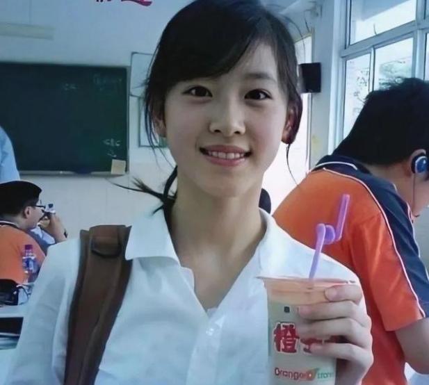 章泽天|章泽天身穿“无痕裤”，双腿就像开了特效一样，网友：我爱了