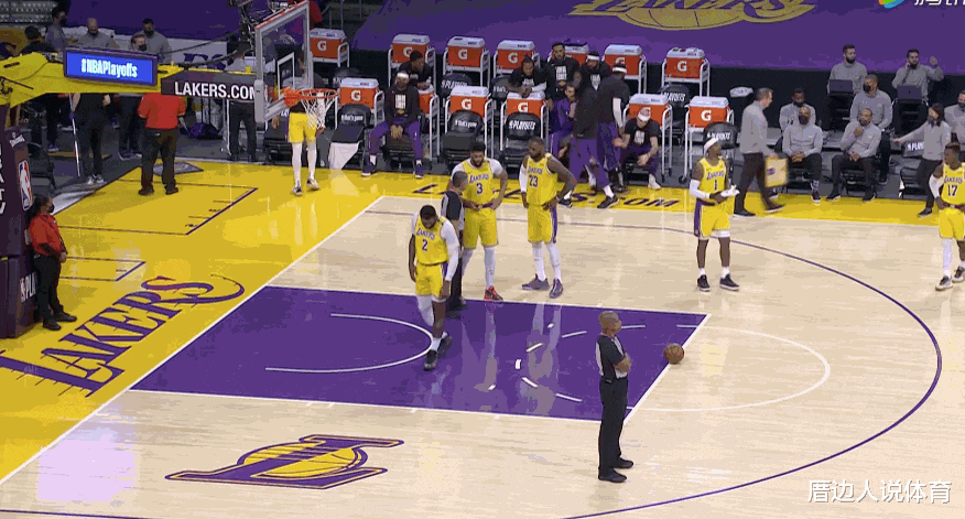 湖人队|开场15秒判罚引争议！湖人挑战失败，詹眉沃帅围住裁判讨要说法