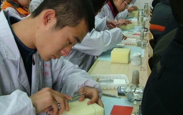 梓琪育儿说|二本医学院是否值得学生报考?医学生说出真相,别等毕业才后悔