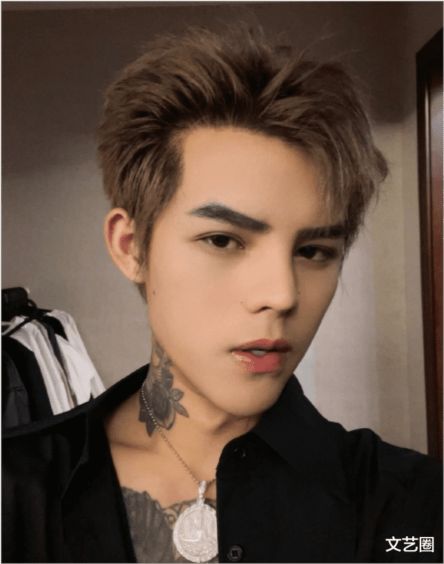 殷世航|殷世航外出被偶遇，穿6cm厚底增高鞋身材五五分，拍摄者透露其身高一米五