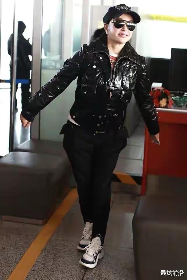 最炫前沿 67岁刘晓庆真不服老,穿红大衣配牛仔裤,看上去就像25岁的小姑娘