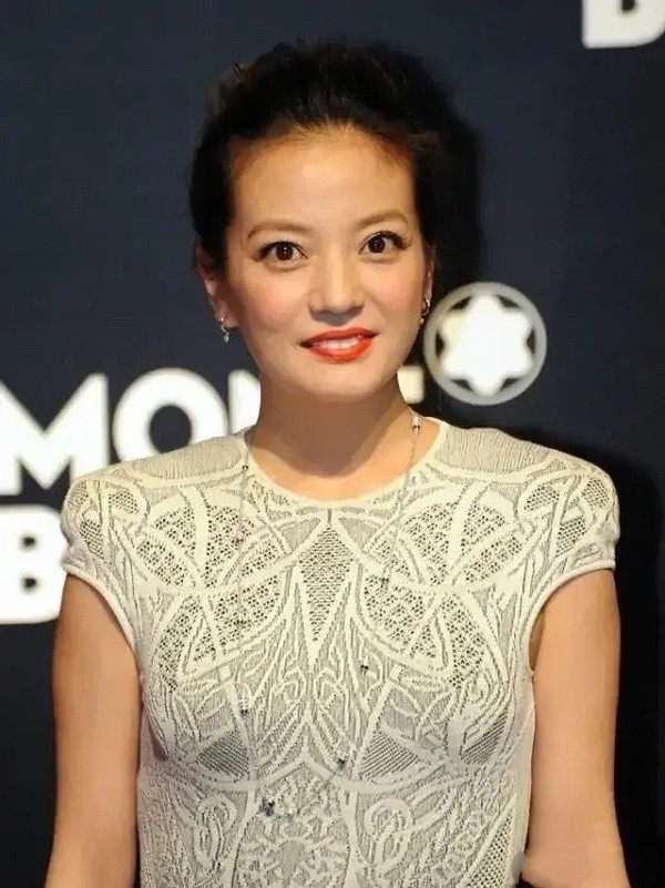 发型|赵薇掀起刘海更像“阔太”，穿连衣裙曲线撑得明显，美人不迟暮