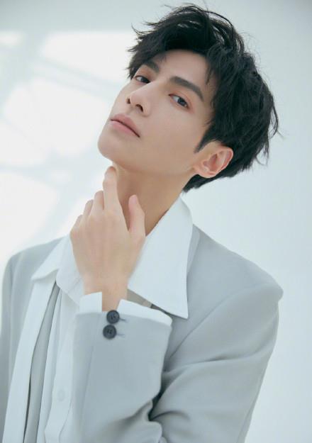 罗云熙|罗云熙深夜晒宵夜，看他吃的啥和用的碗，难怪粉丝吐槽太过分