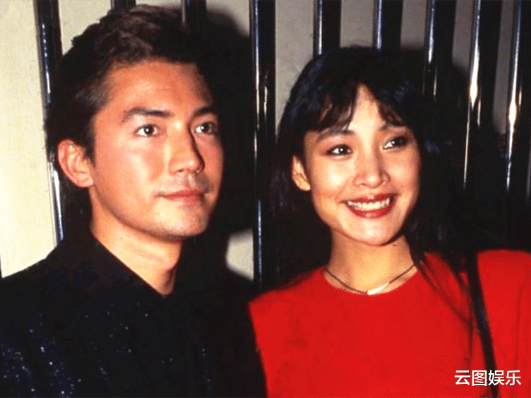 尊龙|一代巨星尊龙息影14年罕露面，眉毛花白精神好，69岁仍单身无儿女